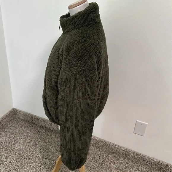 😊 Wild Fable Faux Fur Coat - Picture 2 of 5